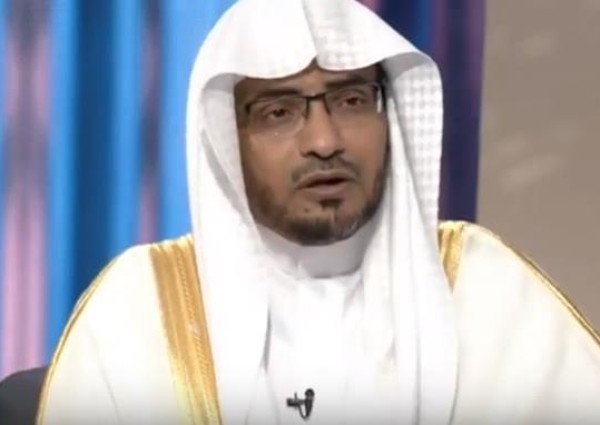 «المغامسي» طول آدم كان 30 متراً.. وهذا ما دار بين النسر والحوت بعد هبوطه على الأرض (فيديو)