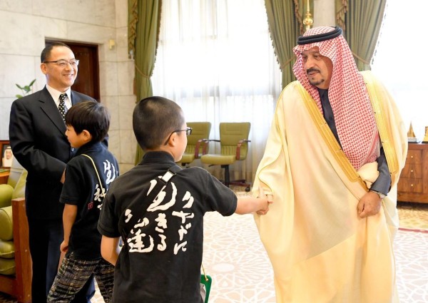 أمير منطقة الرياض يستقبل المستشار بالسفارة اليابانية وعدداً من طلاب المدرسة اليابانية