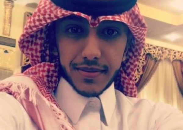 الفنان الزهراني يلفت انظار زوار الباحة برسومات الملوك والمشاهير