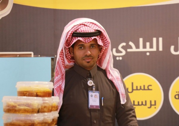 في الجنادرية.. مناحل “آل مانع” تعرض إنتاج 7 آلاف خلية من العسل البلدي