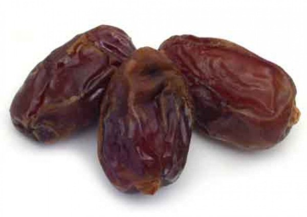 مواطن يوثق اكتشاف «عقرب صغير» في رأس تمرة (صورة)