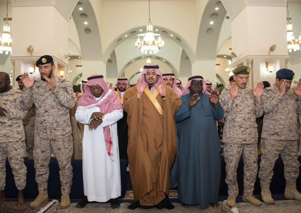 سمو نائب أمير الرياض ينقل تعازي القيادة لأسرتي الشهيدين “محزري وعلم”