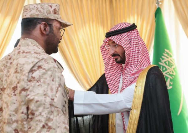 “بالصور” وزير الحرس الوطني يقلد ضابطين أصيبا في الحد الجنوبي أنواط الشرف والمعركة والشجاعة