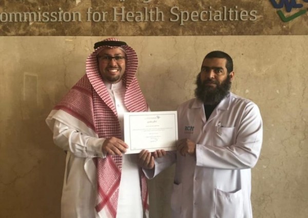 رئيس اللجنة المحلية للهيئه السعوديه للتخصصّات الصحيه بالشرقية يكرم ” الدوسري “
