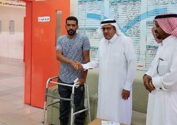 تبوك: معلم يقطع إجازته المرضية ويحضر للمدرسة مع بدء العام الدراسي مستنداً على عكازه