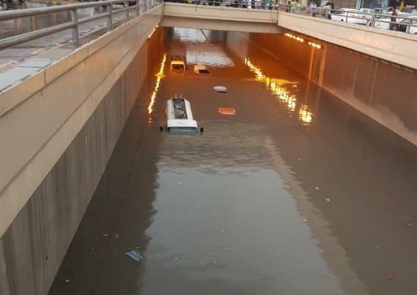 «بالفيديو» سحابة غريبة في سماء الدمام.. والأمطار تغمر السيارات وتغلق نفقاً بطريق الملك فهد