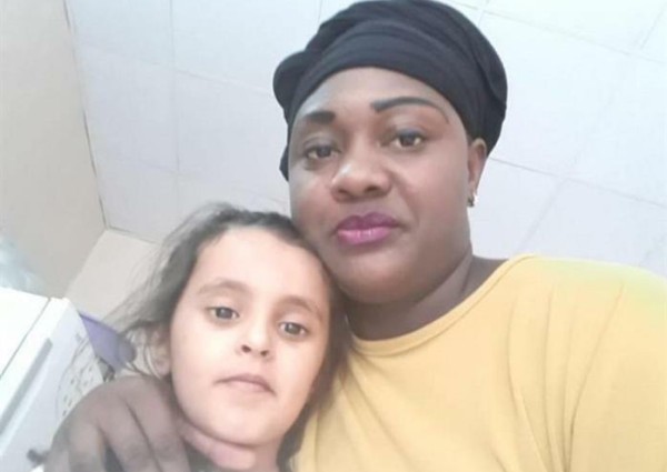 مواطن يسلم عاملته المنزلية لمكتب الاستقدام فور انتشار صورتها وهي تهدد ابنته بالذبح