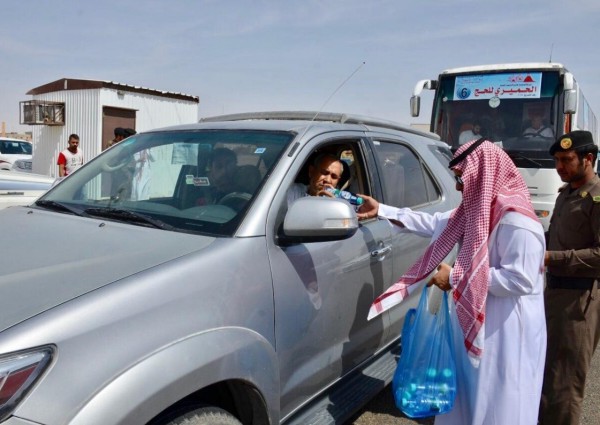 محافظة ضرية تواصل توزيع عبوات المياه المبردة على الحجاج