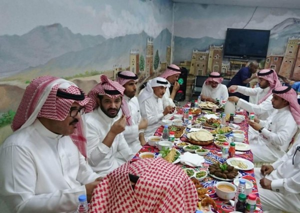 مجمع الأمل بالرياض يقيم إفطارا جماعيا لنزلائه بمشاركة مجموعة من الممثلين السعوديين