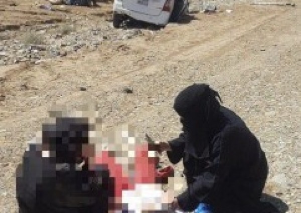 ممرضة تسعف سيدة وابنتها تعرضتاً لحادث على طريق المدينة – مكة (صور)