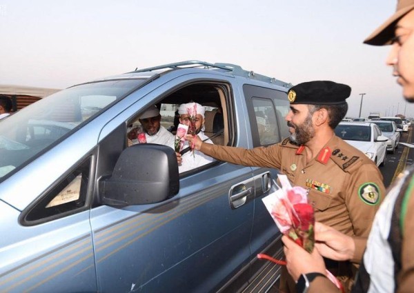 صور.. رجال المرور بالمدينة يستقبلون طلائع الحجاج بالورود والهدايا