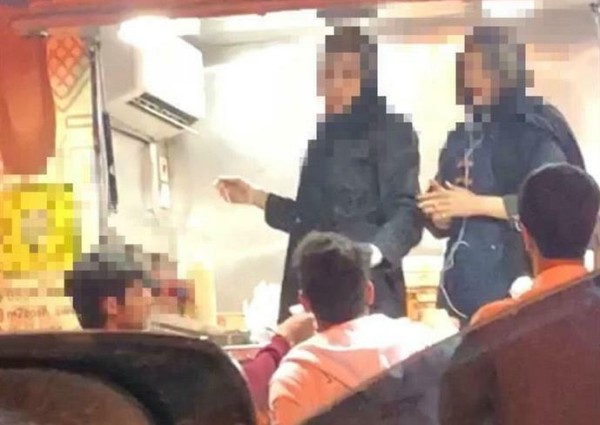 صاحب عربة “الفود ترك” يعتزم مقاضاة مصور الفتاتين ويؤكد أن الجهات الأمنية تبحث عنه