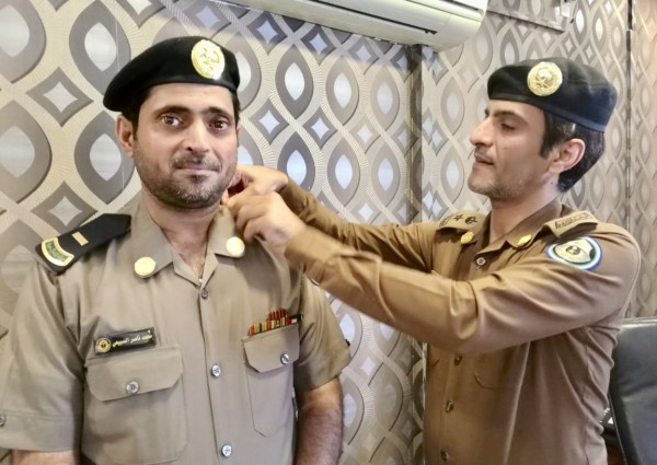 المقدم المطيري يقلد السبيعي رتبته الجديدة بأمن طرق الأحساء