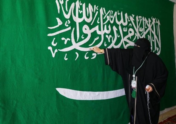 بالصور.. مواطنة تصنع أكبر علم للمملكة من السدو تجذب به أنظار زوار مهرجان الجنادرية 33