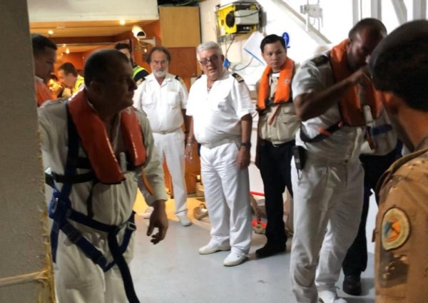 حرس الحدود يخلي راكبة فرنسية تعرضت ساقها للكسر على متن سفينة سياحية إيطالية في البحر الأحمر