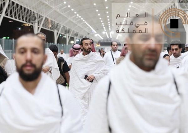 بالفيديو.. نائب أمير مكة يقبل رأس المفتي العام بمسجد نمرة