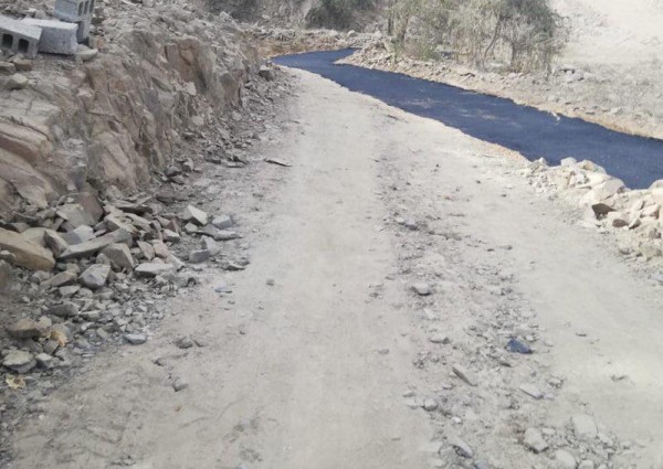 مواطن بجازان يسفلت طريقاً بكلفة 29 ألفاً.. أين ذهبت ميزانية الـ14مليوناً؟