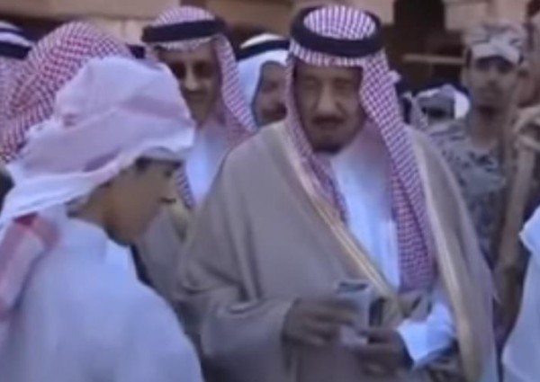 فيديو قديم يوثق ممازحة الملك سلمان لتاجر حطب بحوطة سدير قبل نحو 15 عاماً