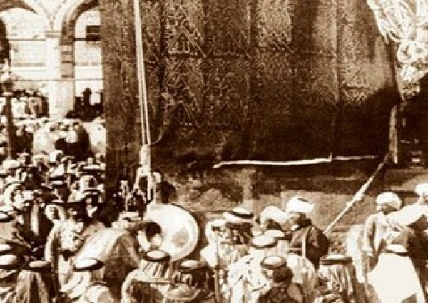 “الطوافة” مهنة حُفظت لأهل مكة.. فمن هم المطوفون وما المهام التي يقومون بها؟