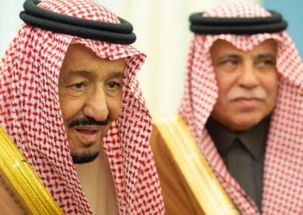 بالصور.. خادم الحرمين يستقبل كبار مسؤولي وزارة التجارة ورؤساء الغرف التجارية ورجال أعمال