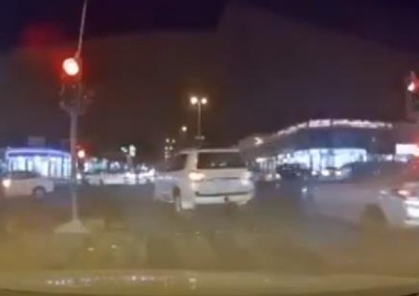 شاهد.. لعدم وجود “ساهر”.. قائدو مركبات يتجاوزون إشارة ضوئية مسببين ربكة مرورية
