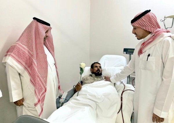 الدويش يعايد المرضي بمستشفي الأرطاوية العام