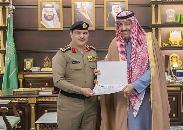 بالصور.. أمير الباحة يكرم عدداً من ضباط وأفراد الشرطة لكشفهم عن لغز قضايا أمنية مهمة