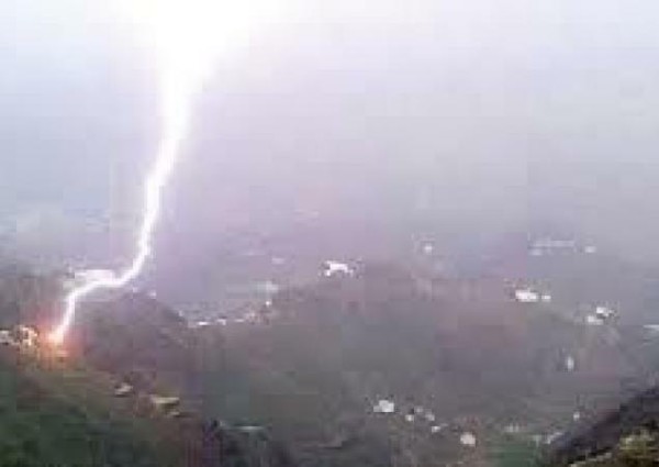 صاعقة رعدية تقـتل شاباً في خيبر أثناء سيره مع قطيع أغنامه