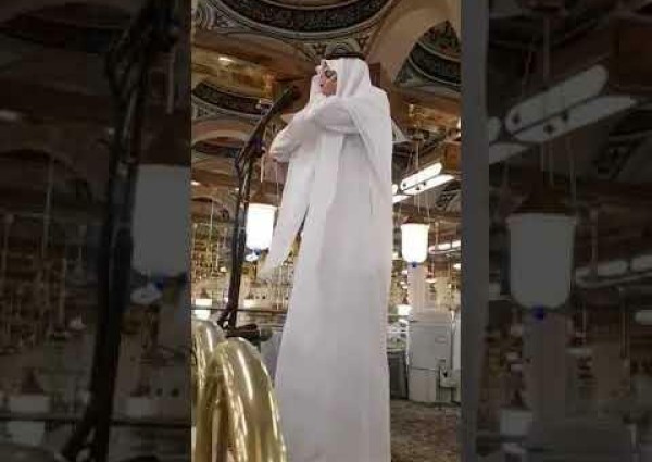 عُين مؤذنا قبل أيام.. بكاء وسجود يتبع أول أذان للشاب “قصاص” في الحرم النبوي
