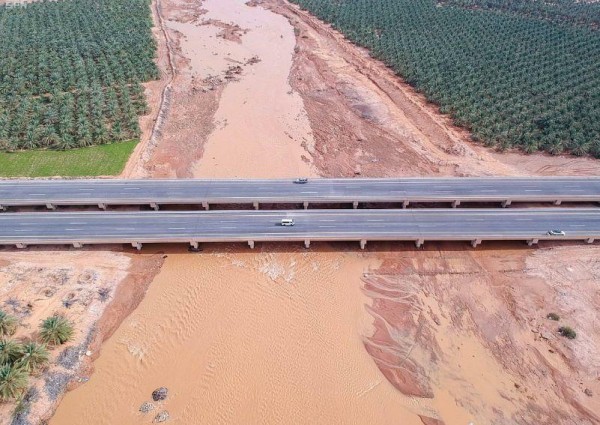 صور مذهلة لوادي الرمة بعد جريانه الأول منذ 10 أعوام