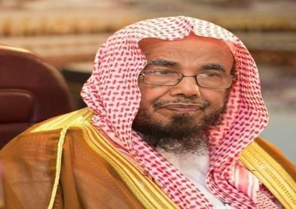 رد طريف من الشيخ المطلق على متصل تستقبله زوجته من العمل بـ”المناديل المعطرة” و”القبلات”