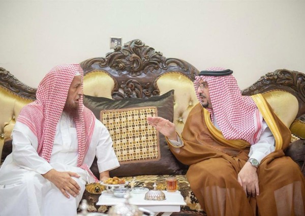 فيديو وصور.. أمير القصيم يعزي الشيخ عبدالكريم الخضير عضو هيئة كبار العلماء في وفاة شقيقه