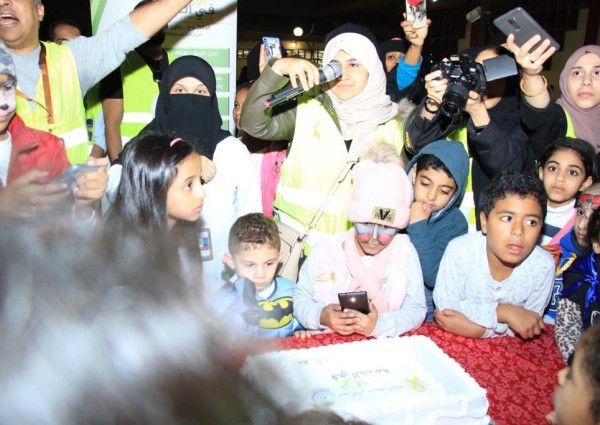 (في الخدمة) يدخل الفرح إلى قلوب مرضى أطفال السرطان بمستشفى الملك فهد التخصصي