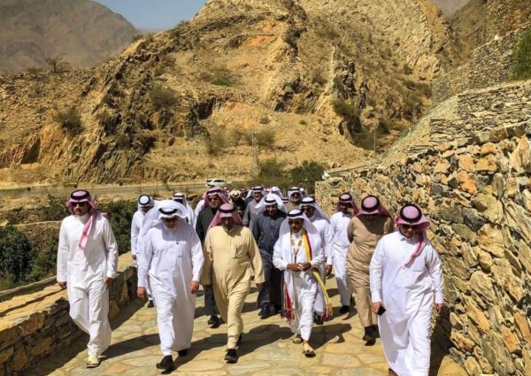 “وزير البيئة والمياه والزراعة يزور قرية ذي عين التراثية بالباحة”