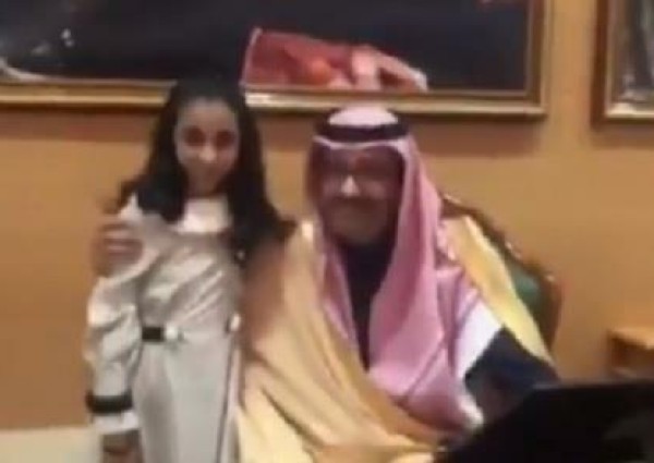 بالفيديو.. أمير الباحة يحقق أمنية طفلة بالتقاط صورة معها وهي ترد بهدية