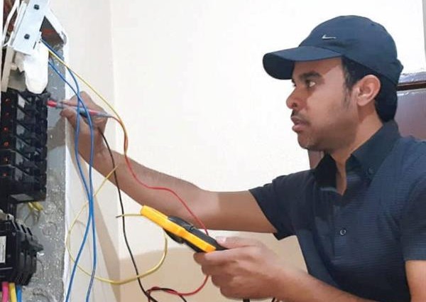 سعودي يحول هوايته في صيانة الكهرباء لمهنة تدر عليه 5 آلاف ريال شهرياً
