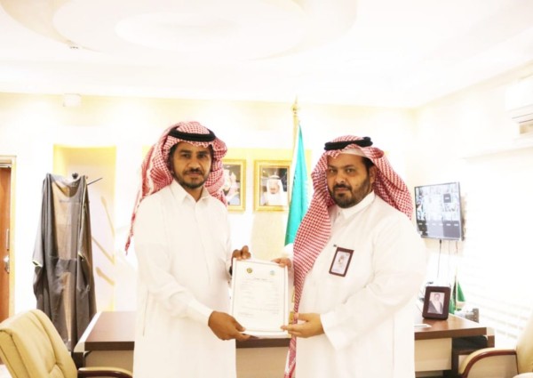 محافظ الداير يسلم أول شهادة للزراعة العضوية بالداير