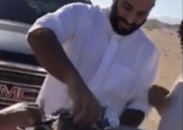 ما هي وجبة “الجمرية” التي تناولها ولي العهد مع بعض المواطنين بنيوم؟