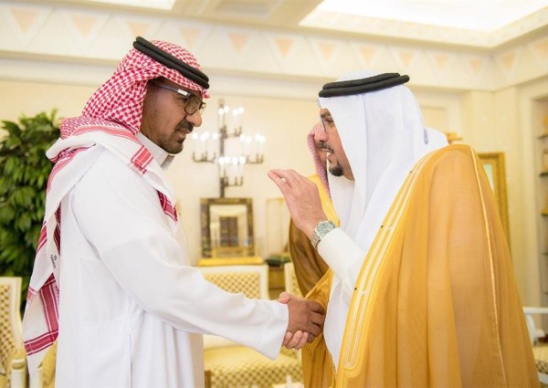 أمير القصيم يستقبل مواطناً تنازل عن القصاص من قاتل ابنه