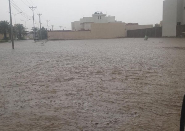 “بالصور”أمطار غزيرة على حائل.. وتجمعات المياه تعيق حركة السير