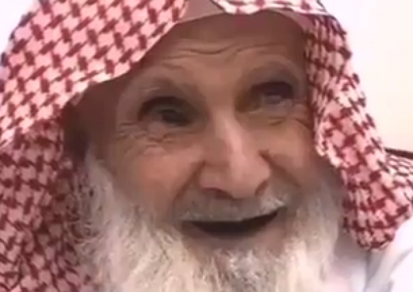 فيديو : بعد 70 عاماً قضاها إماماً ومؤذناً.. «البراهيم» يصدح بالآذان الأخير