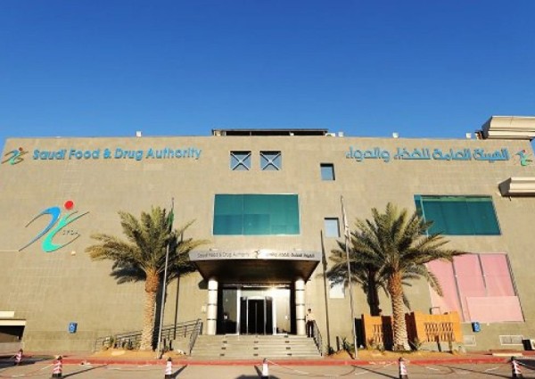 «الغذاء والدواء» تكشف حقيقة مخاطر الآيسكريم المحضّر بالنيتروجين