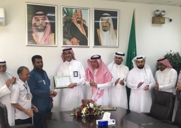 مدير عام مطار الملك عبدالله بجازان يكرم عمال نظير امانتهم