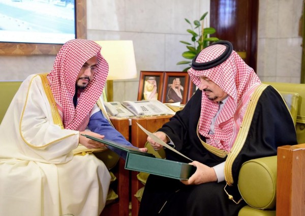أمير منطقة الرياض يتسلم نسخة من مجلة البحوث الإسلامية