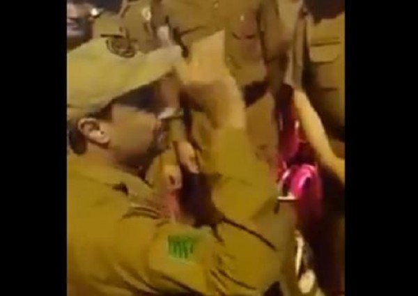 رقيب أول يلقي قصيدة أمام مدير المرور في منى: “ما نخاف الضيم وظروف الدهر * في ذرى الله سيدي سلمانها‎” غرِّد