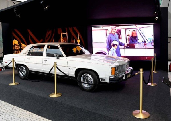 إحدى سيارات الملك فهد تلفت أنظار زوار “معرض الفهد” بالكويت