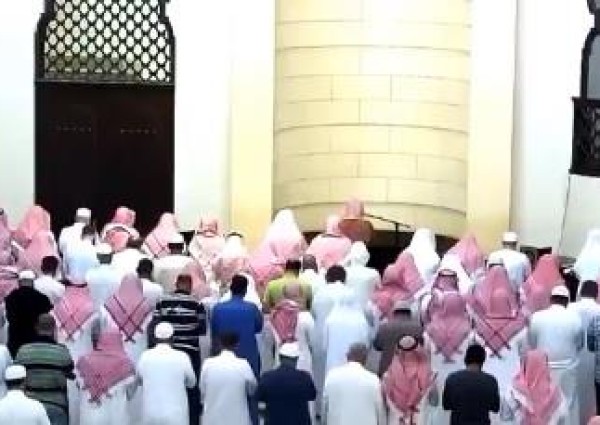 مؤذن يكمل الصلاة بعد إصابة الإمام بـ “حشرجة” مفاجئة أثناء الصلاة (فيديو)