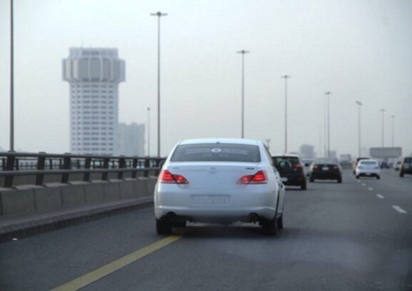 حادث غريب.. تصادم واعتداء على رجل مرور وقفز من أعلى كوبري بجدة