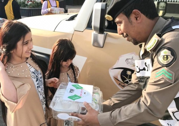 طالبات تعليم عسير يُقدّمنَ الإفطار لرجال الأمن