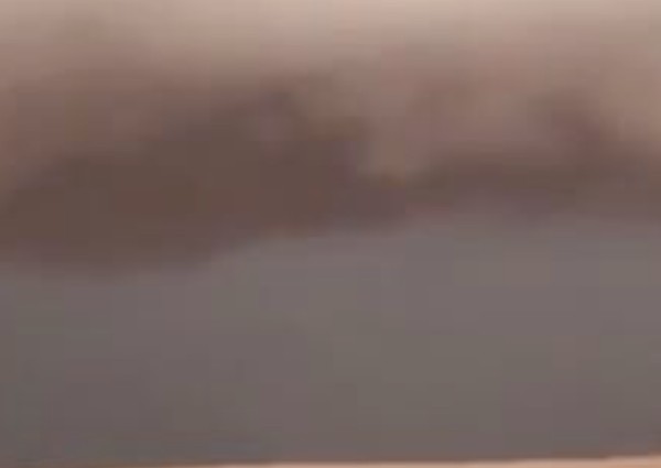 فيديو يُوثق منظراً بديعاً لسحابة عملاقة في سماء نجد